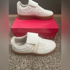 New sneakers wmn sz10